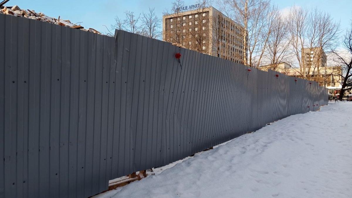 На заборе вокруг снесенного ВНИИБ появились траурные гвоздики