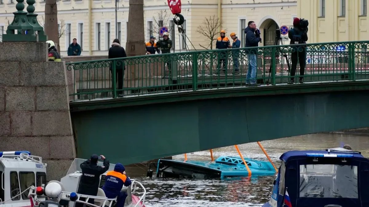 Выжили только водитель и пассажир. Что известно к утру 11 мая о трагедии на  Мойке — Новости Санкт-Петербурга › МР7.ру