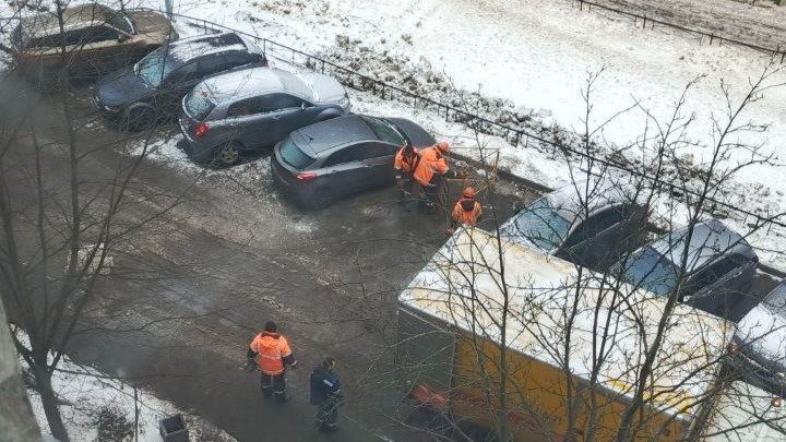На проспекте Авиаконструкторов после коммунальной аварии дорогу залила холодная вода