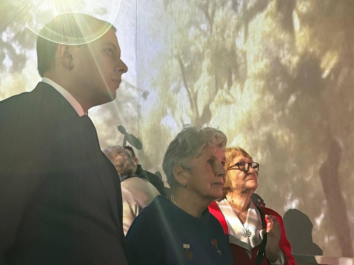 Глава администрации Красногвардейского района Андрей Хорт и дети блокады Людмила Смирнова и Людмила Ведяйкина. Фото: Елизавета Наливайко / MR7