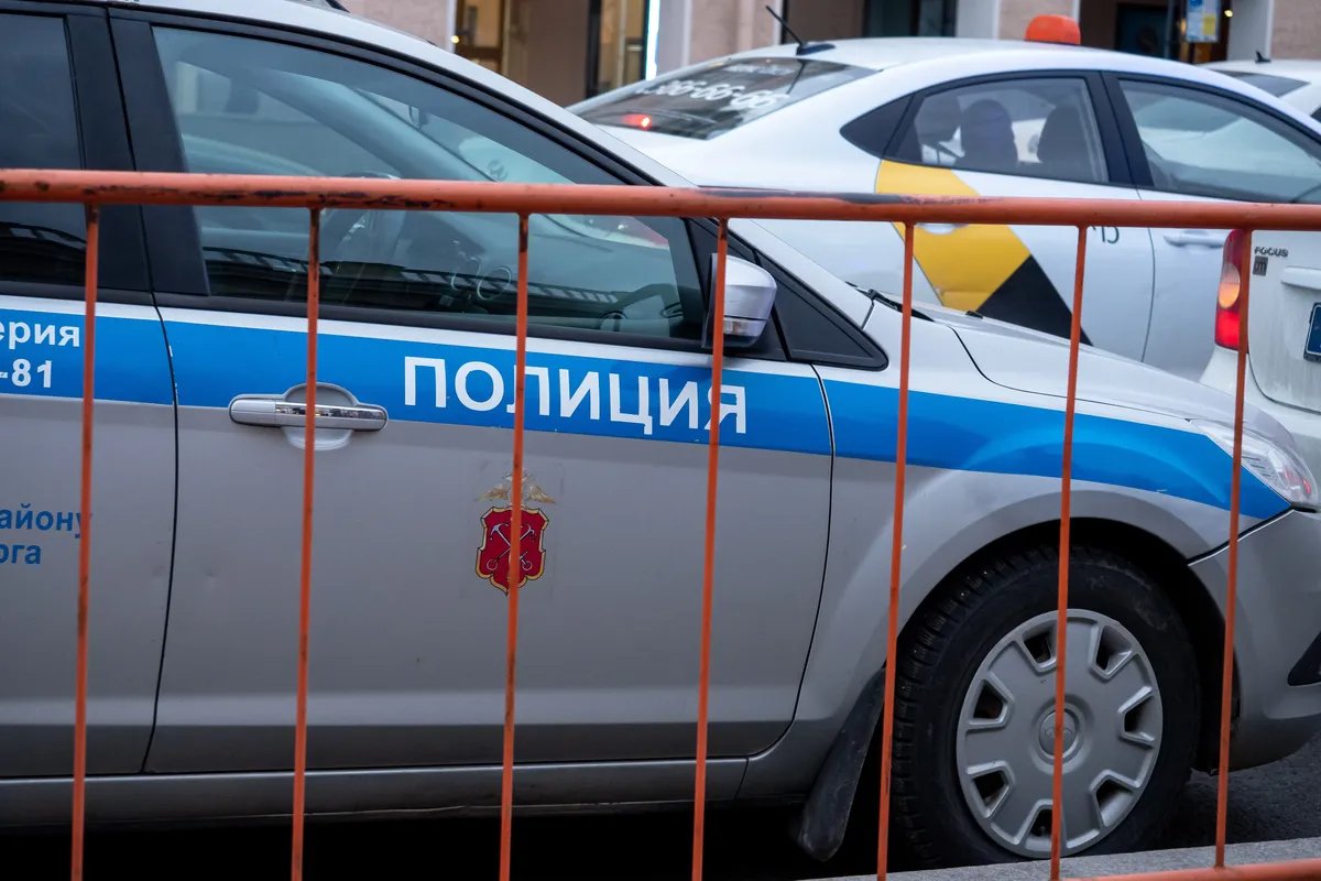 Иномарка врезалась в дом в центре Петербурга. Перед этим легковушка  столкнулась с другой машиной. — Новости Санкт-Петербурга › МР7.ру