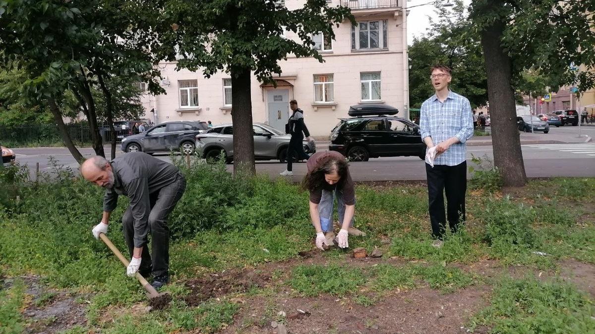 Не сносить и не косить: активисты посадили траву и цветы на месте захоронения первостроителей Петербурга