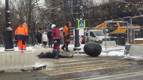 Пневмозаглушка сбила с ног прохожего во время реконструкции водопроводной сети на Кронверкской набережной
