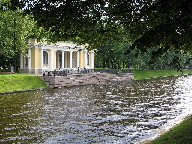 800px-Sankt_Petersburg-Moika_am_Russischen_Museumsgarten.JPG