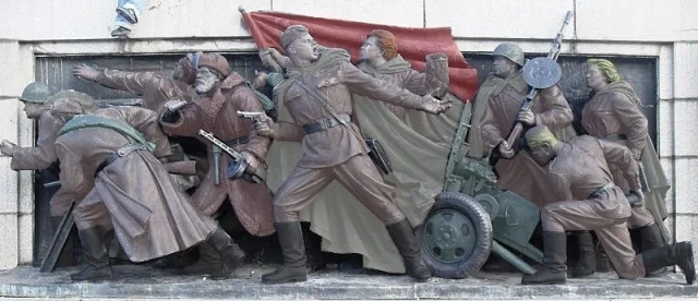 800px-Monument_to_the_Soviet_Army,_bas-relief_at_the_column_foot._3_color