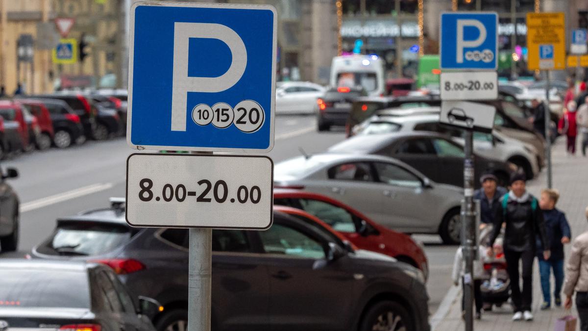 Петербуржец подал в суд из-за невозможности оплатить парковку наличкой