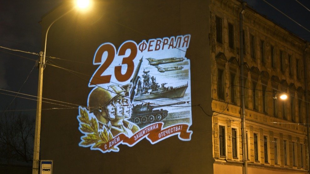 Фасады домов в семи районах Петербурга украсят световые проекции ко Дню защитника Отечества