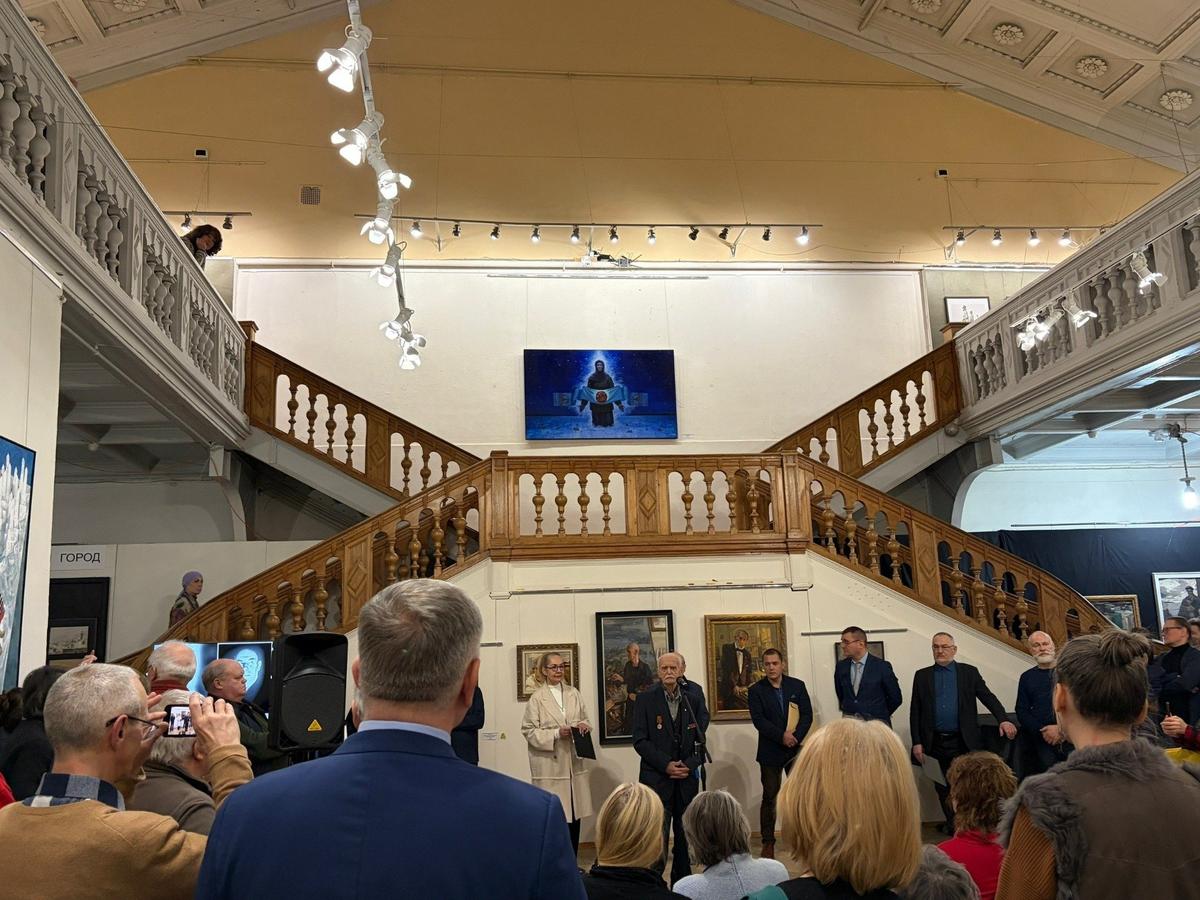 Выступление Всеволода Петрова-Маслакова на выставке «Подвигу блокадного Ленинграда посвящается» в Большом зале петербургского Союза художников, 2026 год. Фото: Валерия Шимаковская / MR7