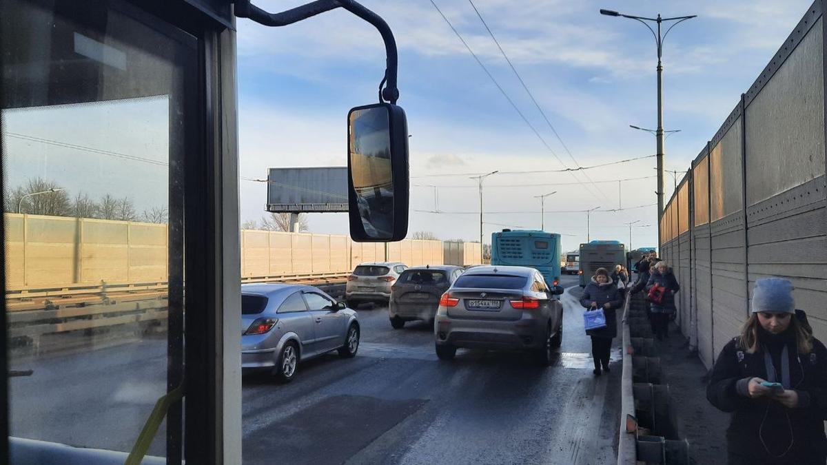 Сломавшийся автобус собрал пробку на проспекте Стачек
