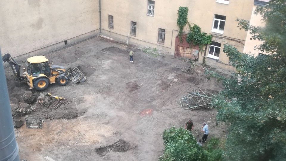 «Как кусок души оторвали»: во дворе дома в Дровяном переулке спилили деревья ради реконструкции детской площадки