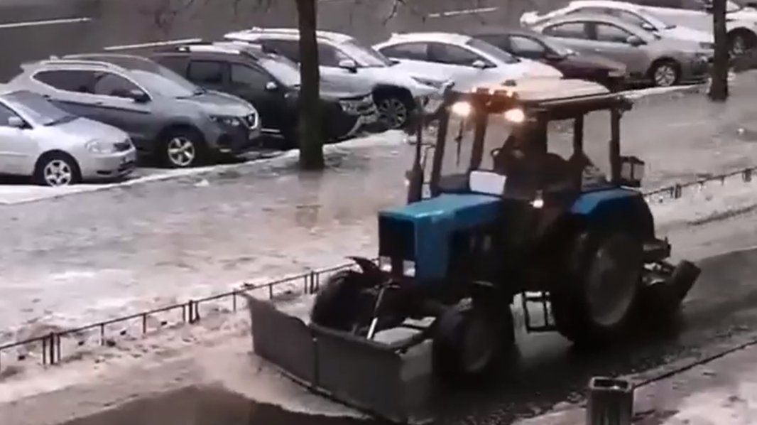 Тракторист пытался с разгона собрать лужу ковшом на улице Хошимина
