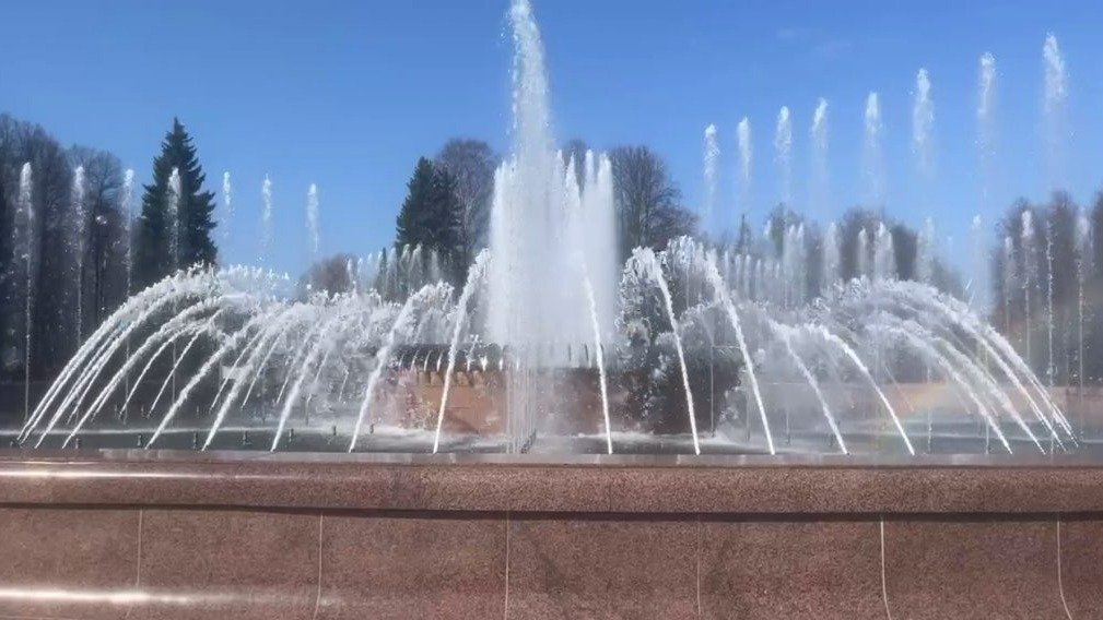 Перенесённый из-за непогоды фонтанный сезон стартовал в Петербурге