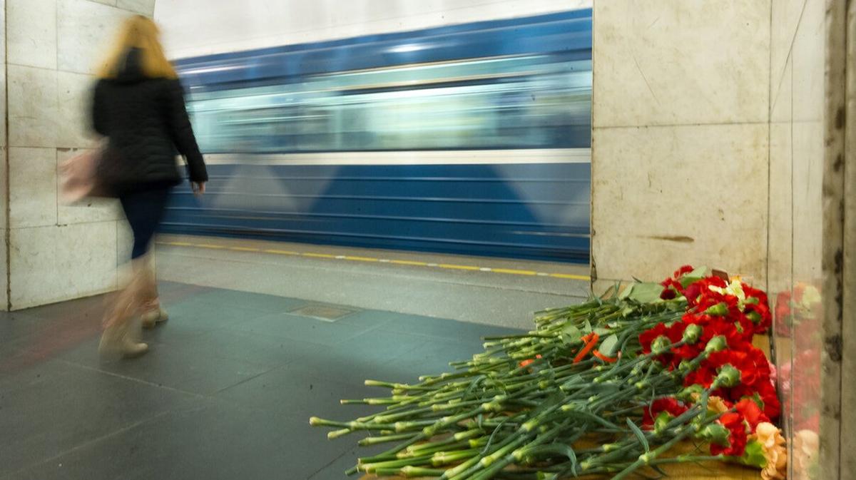 В Петербурге вспоминают имена погибших в теракте в метро