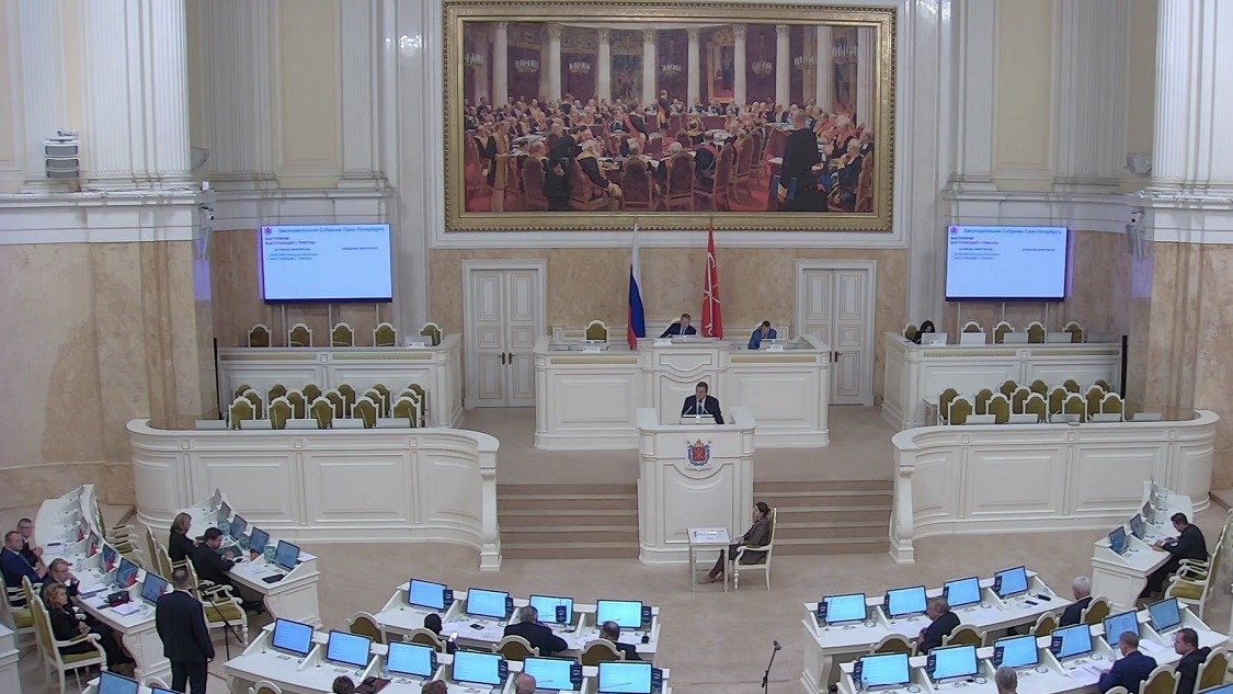 ЗакС принял за основу законопроект, дающий Смольному право сносить аварийные исторические здания