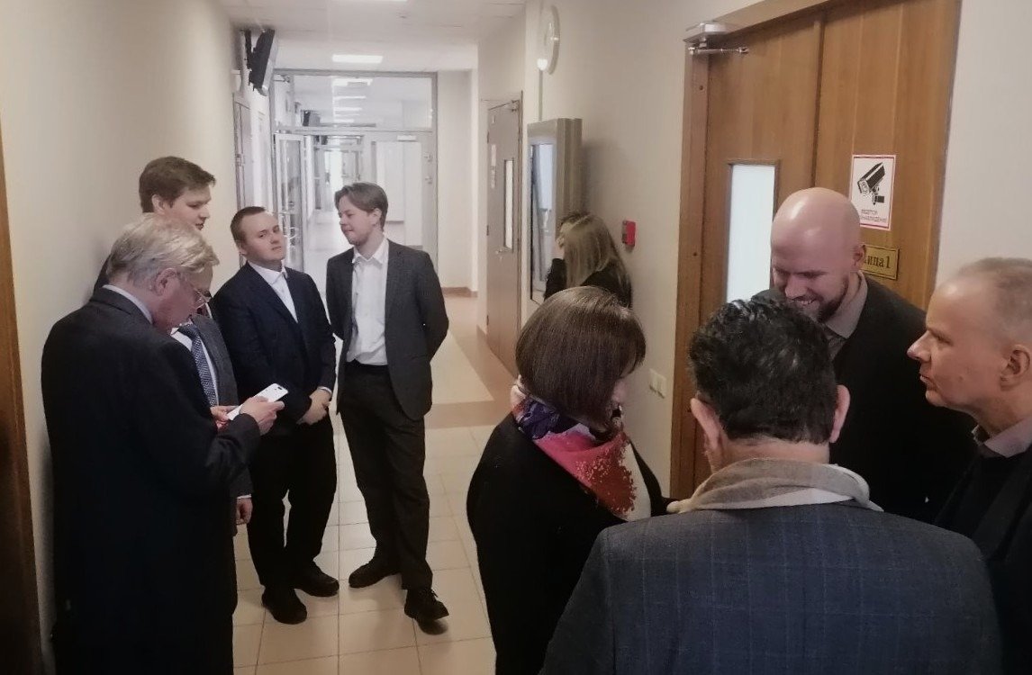 Слушатели у зала суда, в том числе дипломаты Франции, Германии и Норвегии, а также представители партии «Яблоко». Фото: MR7