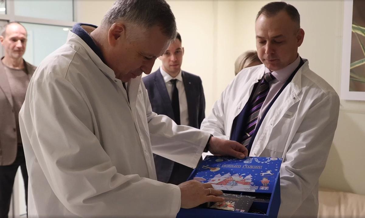 Подарочный набор с мёдом и чаем. Скриншот видео пресс-службы администрации Ленобласти.