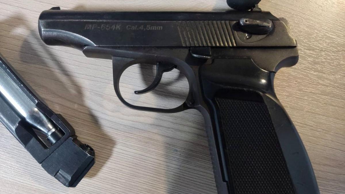 Мужчина с пистолетом покусал продукты в супермаркете и отказался за них платить