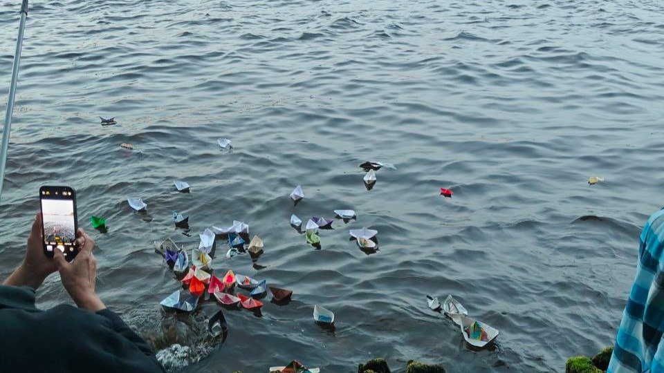 Петербуржцы запустили кораблики в оказавшемся под угрозой вырубки парке «Заросли»