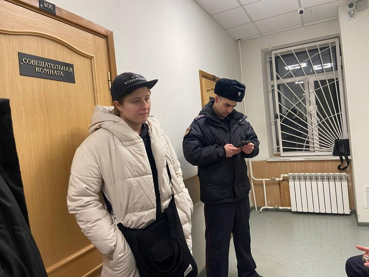 Лена Патяева и сотрудник полиции после заседания. Фото: Валерия Шимаковская / MR7