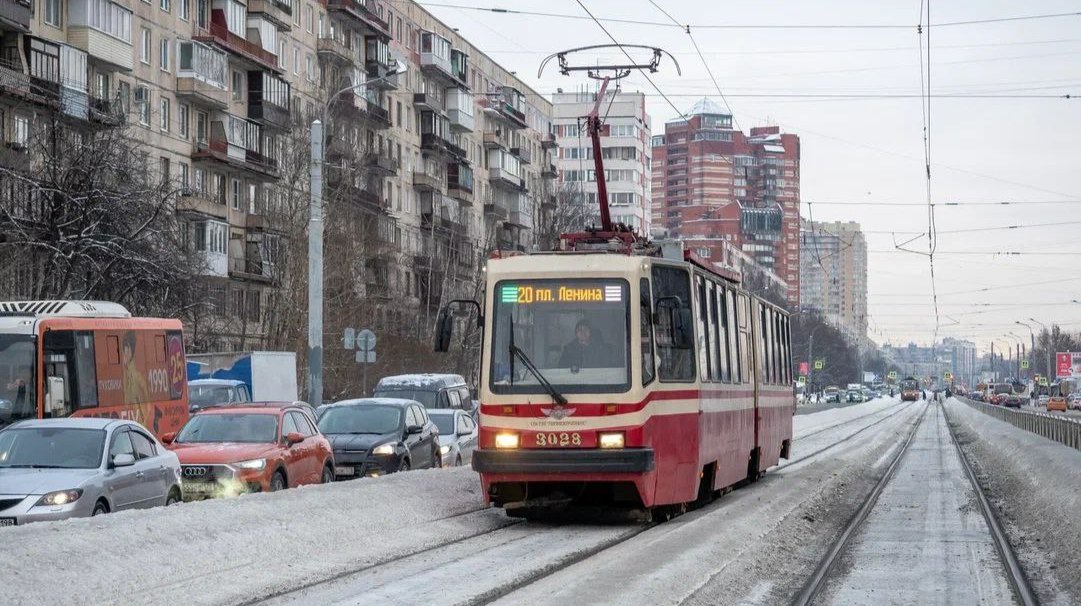 Крыша трамвая загорелась на проспекте Стачек