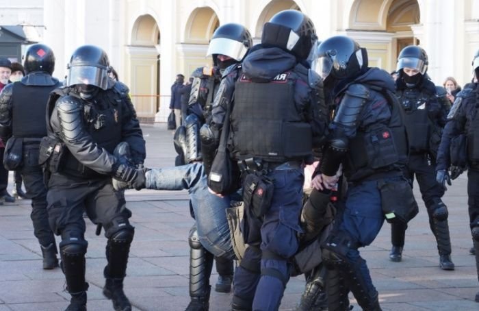 Глава петербургского МВД: полиция задерживает участников акций за мир «мягко»