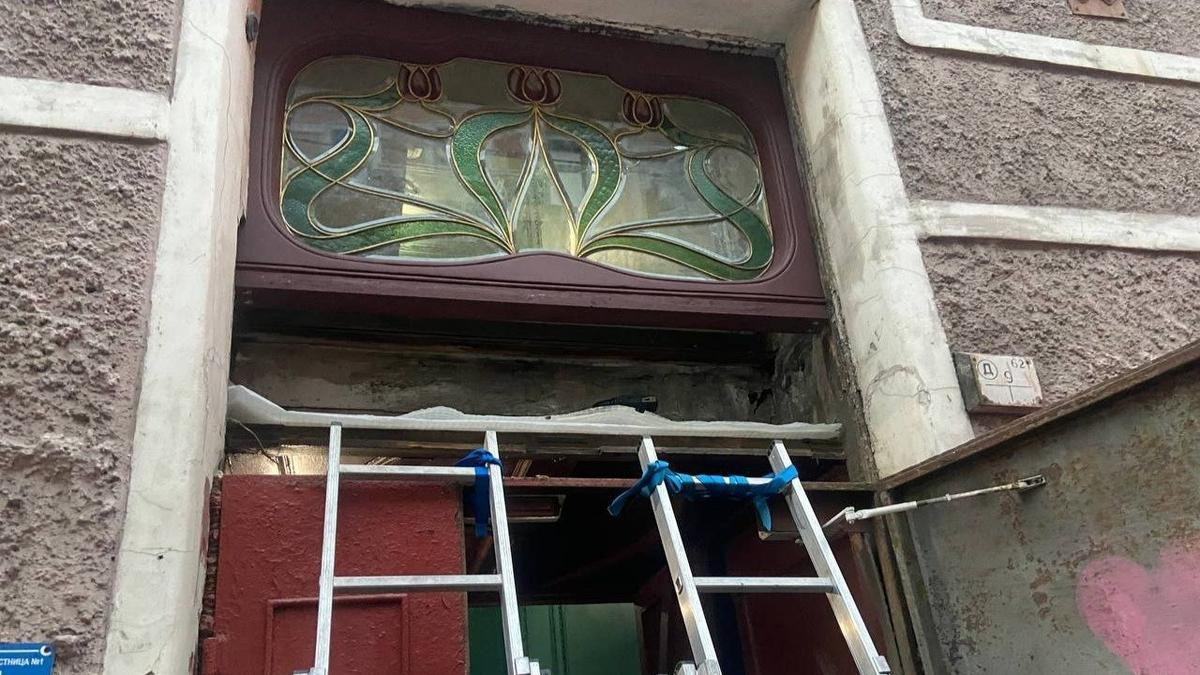 Возвращение витража: как окончились пятилетние странствия входной группы с Большой Пушкарской