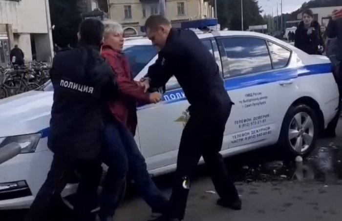 Два полицейских уволены после жёсткого задержания пенсионерки у станции метро «Удельная»