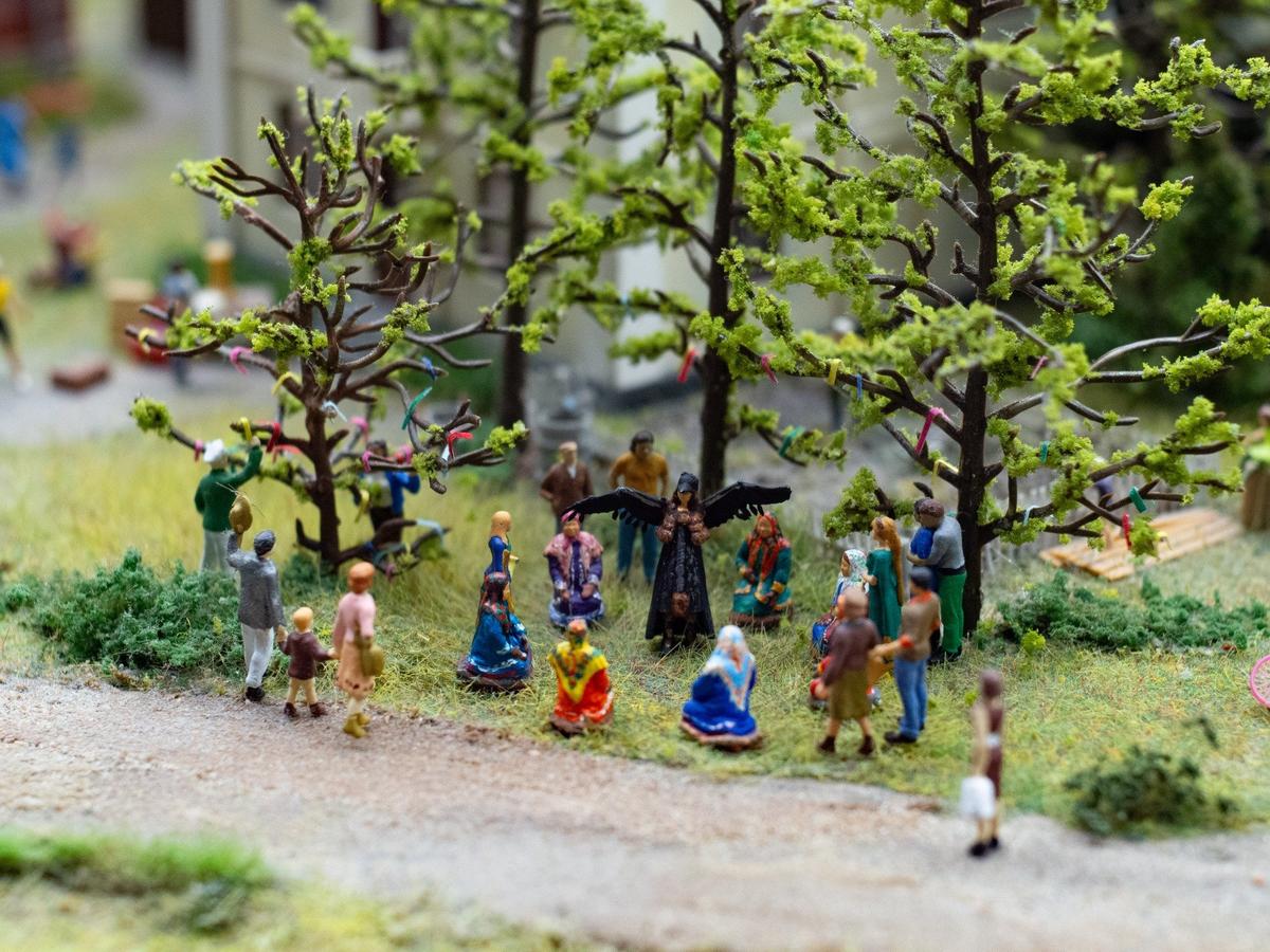 Народы ханты и манси украшают деревья ленточками на День вороны. Фото: Дмитрий Абрамов / MR7