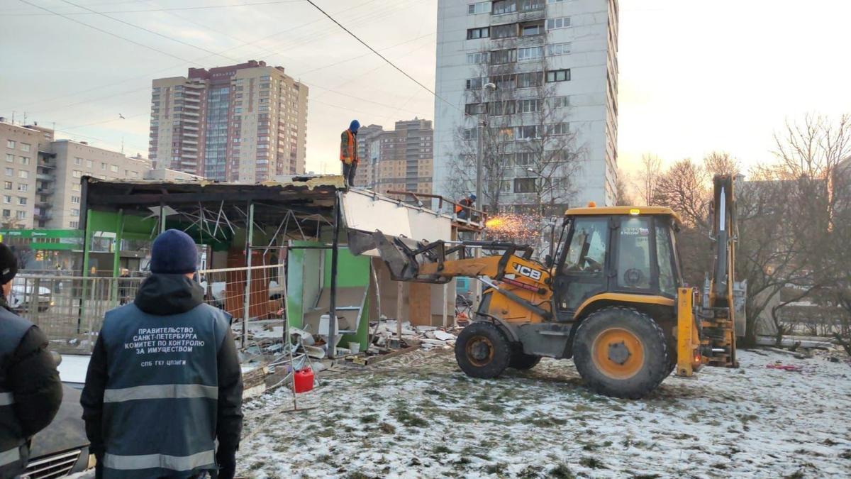 За три дня в Петербурге снесли 11 незаконных ларьков