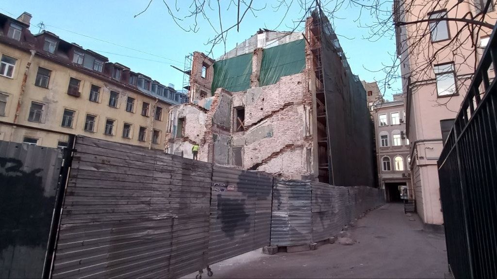 На Каменноостровском проспекте разобрали треть флигеля дома барона Вольфа