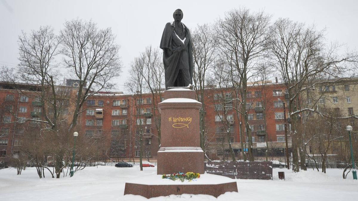 Семерых петербуржцев задержали во время возложения цветов у памятника Шевченко