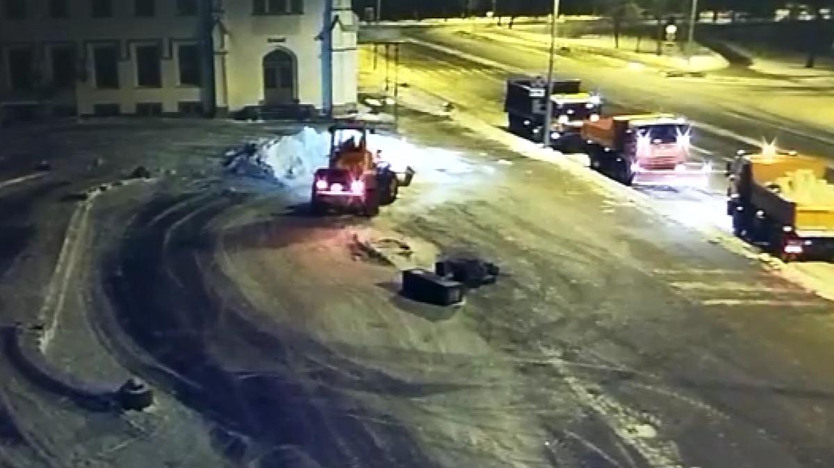 Снегоуборочная техника снесла памятник Штиглицу в Петергофе