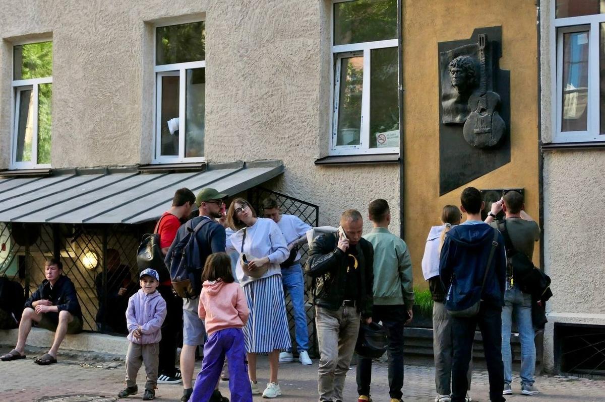 Петербуржцы отмечают 62-летие Виктора Цоя | 21.06.2024 | Санкт-Петербург -  БезФормата