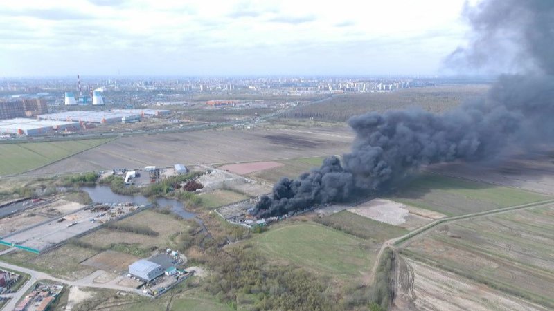 Пожар на территории промзоны Уткина заводь. Фото: «Мегаполис» «ВКонтакте»