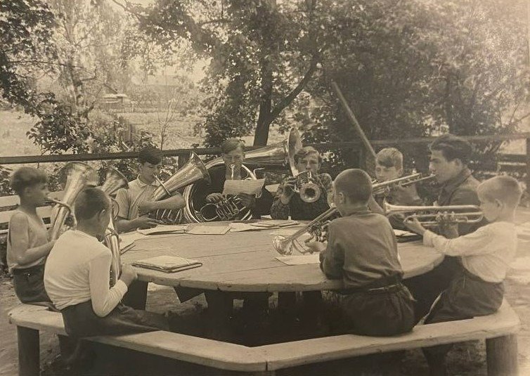 Духовой оркестр детдома. Фото из альбома Валентины Дмитриевны