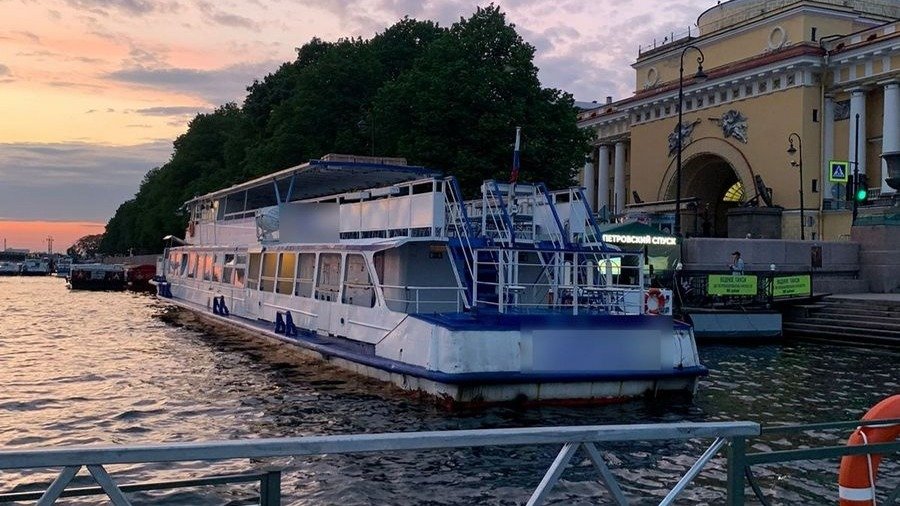 Пассажирский теплоход врезался в Адмиралтейскую набережную