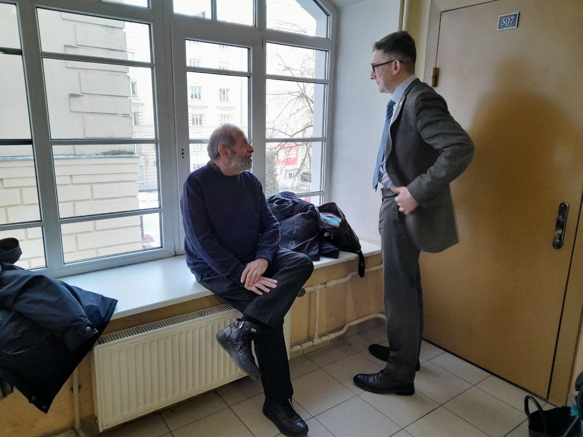 Депутат ЗакСа Борис Вишневский и его адвокат Андрей Чертков. Фото: Анна Мотовилова / MR7