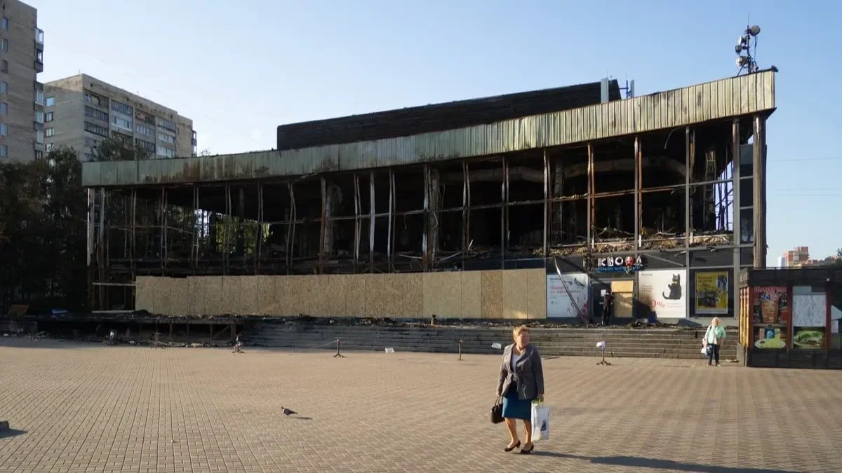 Здание кинотеатра «Слава» после пожара в 2023 году. Фото: Дмитрий Абрамов / МР7
