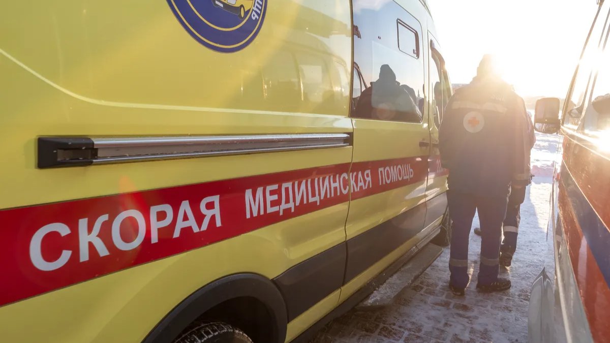 У входа в больницу в Колпино жестоко избили женщину