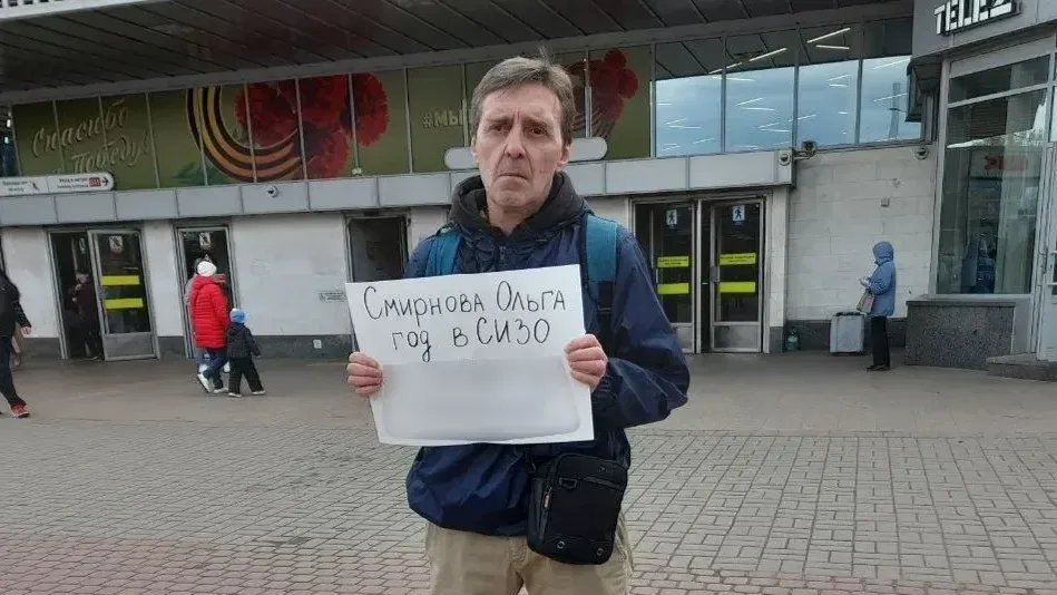 Виталий Иоффе пикетирует у станции метро «Академическая». Фото: Анна Мотовилова / MR7