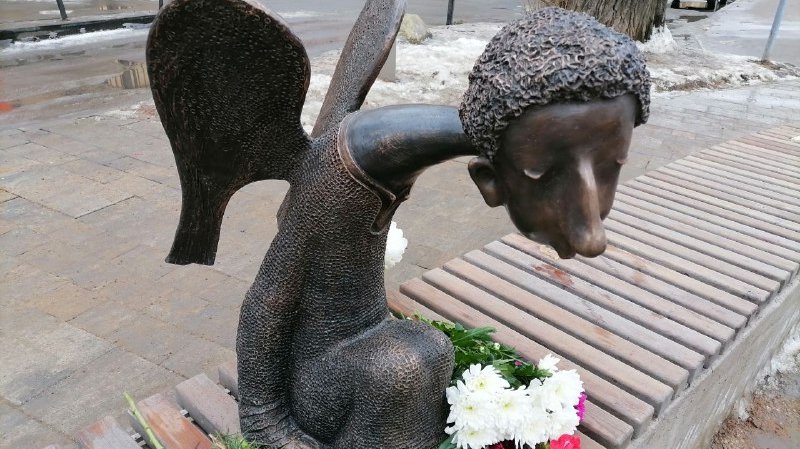 Печальный ангел на Карповке оказался ничей и начал шататься