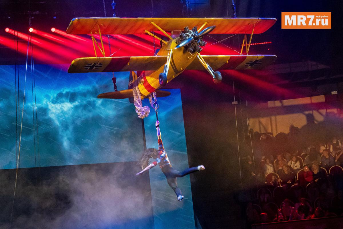 Самолёт под куполом цирка. Фото: Олег Золото / MR7