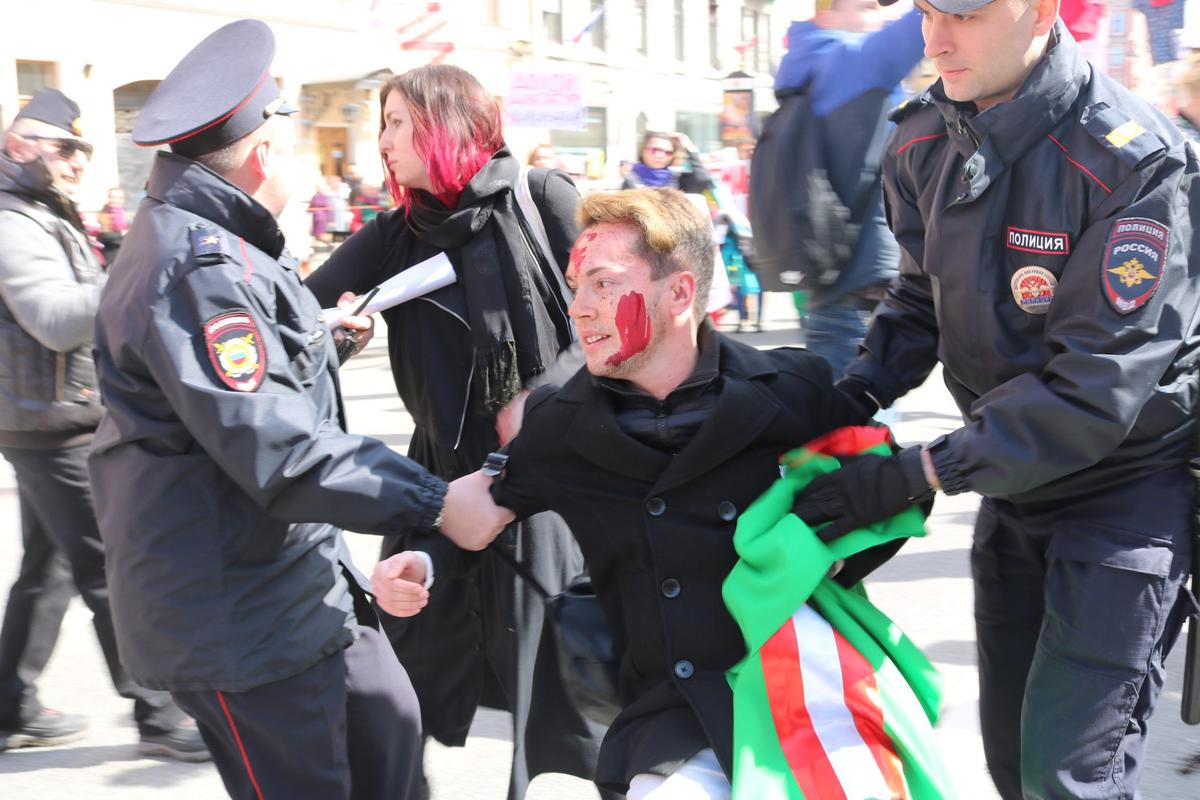 ЛГБТ-активист с флагом Чеченской республики. Фото: Влада Байкова