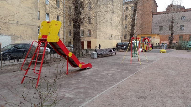 Детская площадка во дворе дома № 57 по Московскому проспекту. Фото: пресс-служба АО «Теплосеть Санкт-Петербурга»