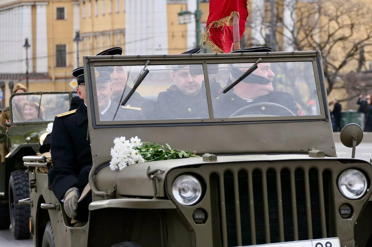 Техника времён Великой Отечественной войны проехала по центру Петербурга —  Новости Санкт-Петербурга › МР7.ру