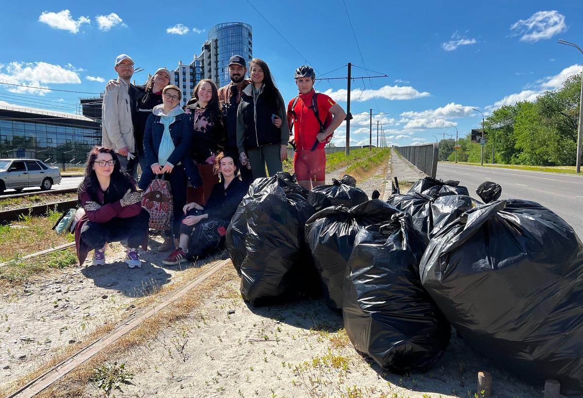Итог одного дня рождения: активисты и собранный ими на Северном мосту мусор. Фото: Алина Рындина