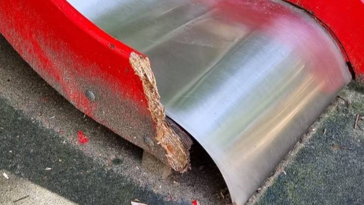 Опасные детские площадки нашли в Московском районе Петербурга