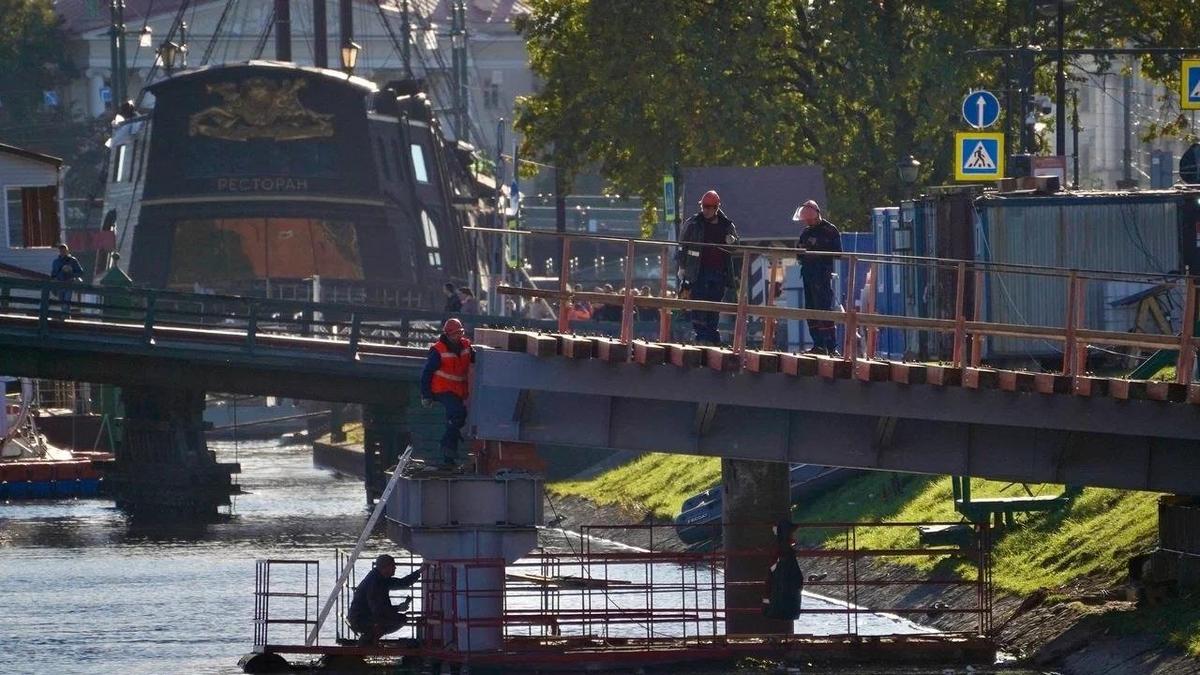 Пришвартованный в Петербурге парусник-ресторан «Летучий голландец» уйдет на ремонт