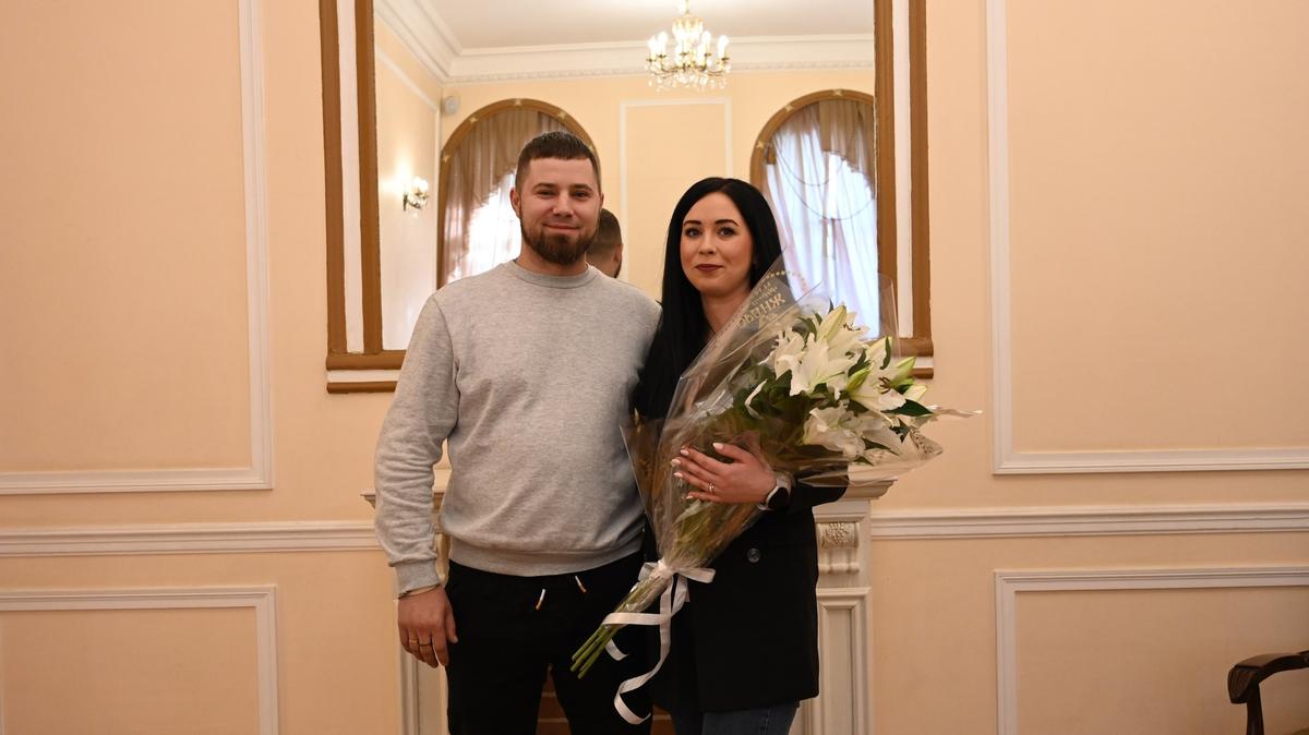 В Петроградском районе участник СВО расписался с возлюбленной