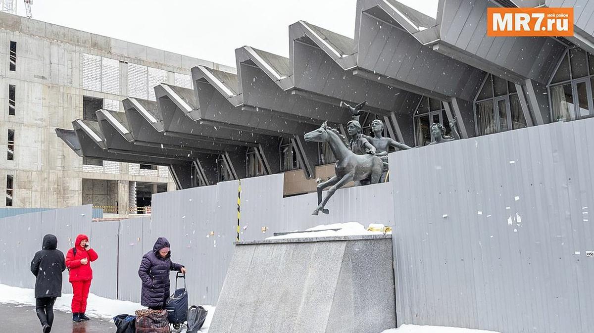 Скульптура «Бегущие дети» у станции метро «Пионерская». Фото: Олег Золото / MR7